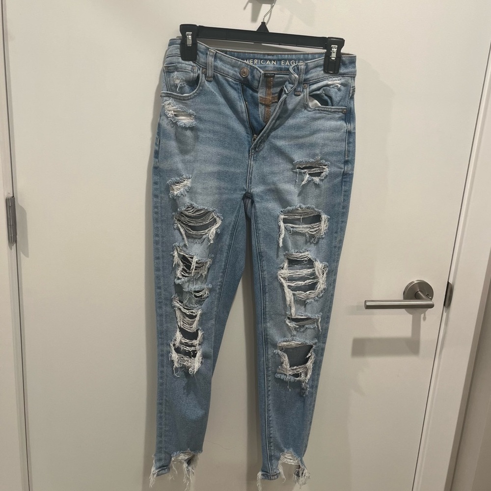 00S American Eagle destroyed mom jeans